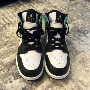 Jordan 1 Mid - Pastel Black Toe